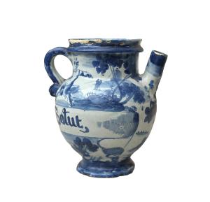 Versatoio in maiolica con decoro bianco e blu, Savona, metà secolo XVII